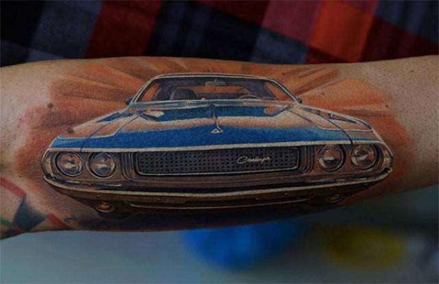 手臂美妙的蓝色赛车纹身图案