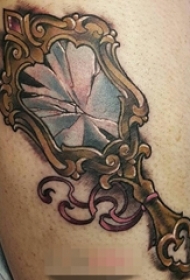男生腿上彩绘镜子纹身图片