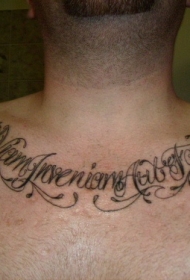 胸部拉丁字母纹身图案