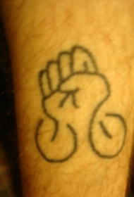 腿部黑色线条拳头纹身图案