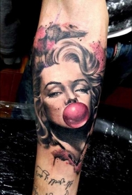 手臂逼真的彩色欧美女人肖像纹身