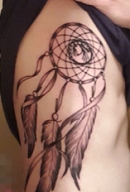 女生侧腰上黑灰色捕梦网纹身图片