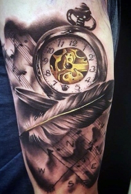 手臂华丽的彩绘时钟与笔记和羽毛纹身图案