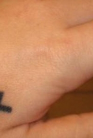 手背小清新十字架纹身图案