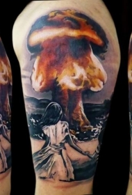 肩部现实主义风格的彩色爆炸纹身图案