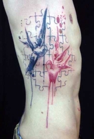 蓝色和红色的燕子拼图侧肋纹身图案