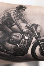 大臂old school写实的摩托车纹身图案