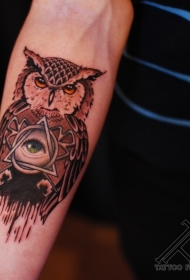 手臂自然的小猫头鹰和眼睛彩色纹身图案