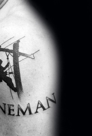 肩部黑色简单工人纹身图案