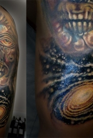 肩部彩色部落风格的怪物面具纹身图片