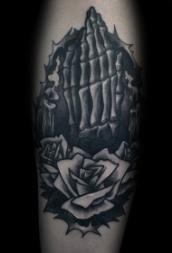 手臂黑色玫瑰和骷髅手纹身图案