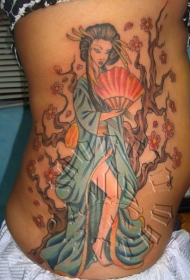 腰侧彩色诱人的艺妓纹身图案