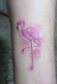 腿部彩色简单的自制粉火烈鸟纹身