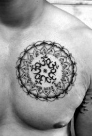 胸部圆形的印度字符黑色纹身图案