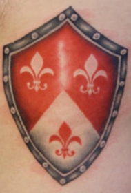 背部彩色逼真的盾牌符号纹身图案