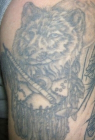 肩部黑灰狼头与饰品纹身图片