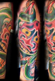 手臂彩色般若与蛇纹身图案