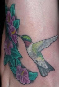 脚部彩色现实的小蜂鸟纹身图片