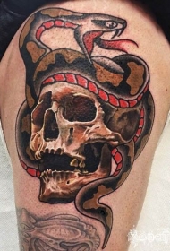 大腿old school彩色骷髅与邪恶蛇纹身图案