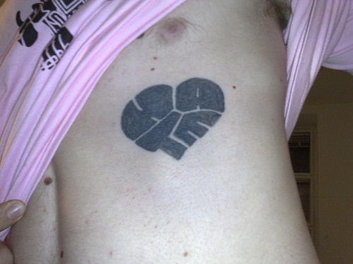 黑色破碎的心形纹身图案