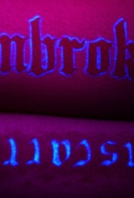 个性的英文字母荧光纹身图案