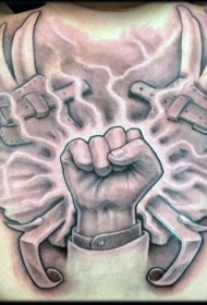 背部黑灰拳头和翅膀纹身图案