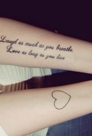 可爱的黑白心形和字母手臂纹身图案