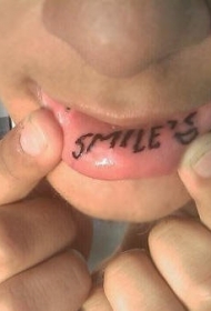 嘴唇内黑色字母微笑标志纹身图案