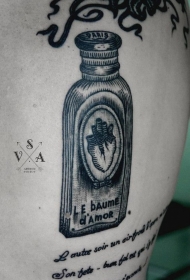 背部可爱的黑色香水瓶与字母纹身图案
