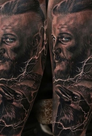 男性手臂彩色海盗肖像纹身图案