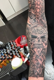 手臂大面积凯尔特结骷髅纹身图案