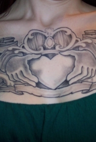 凯尔特友谊标志胸部纹身图案