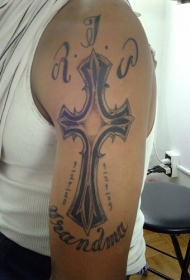 手臂纪念十字架和字母黑灰纹身图案