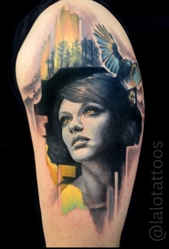 大臂new school彩女人脸与大鸟纹身图案