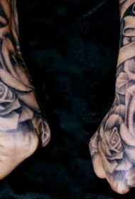 简单的彩色玫瑰手背纹身图案