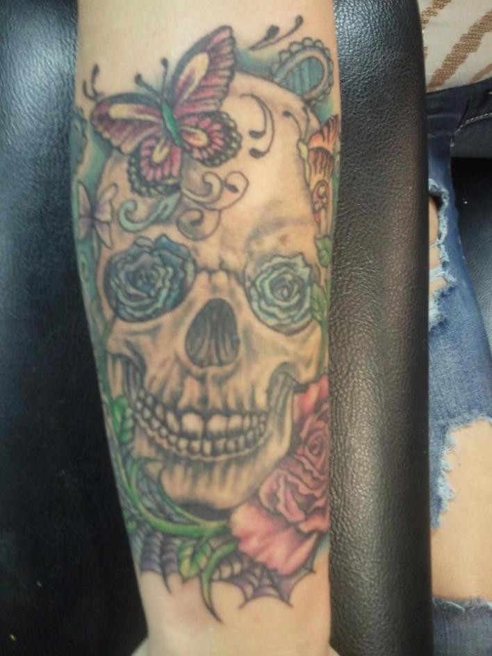 彩色骷髅和蝴蝶花朵纹身图案