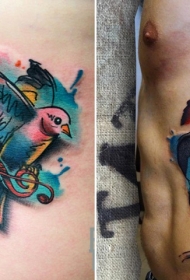 侧肋new school彩色鸟配耳机纹身图案
