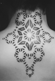 背部神奇的黑色色点刺装饰纹身图案