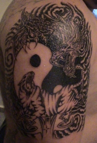 大臂黑色老虎和龙八卦纹身图案