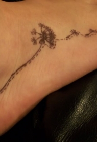 脚背简约的蒲公英花纹身图案