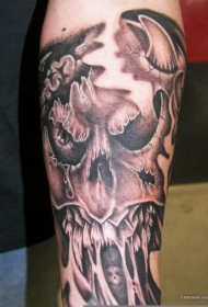 手臂恐怖风格黑白骷髅和眼球纹身图案