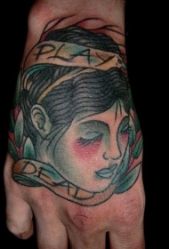手背彩色老式的简单女人头纹身图案