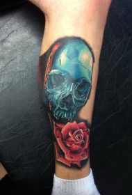 小腿蓝色铁骷髅与玫瑰纹身图案