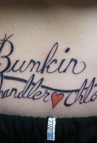 女性腰部花体字母与心形和花朵纹身图案