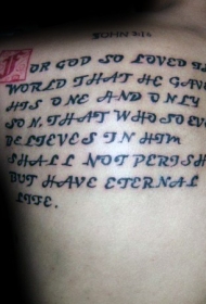 简单的肩部字母纹身图案