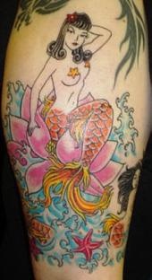 腿部彩色美人鱼与水百合纹身图案