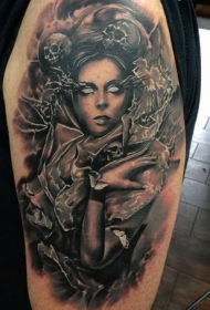 手臂令人毛骨悚然的黑白女性和骷髅纹身图案