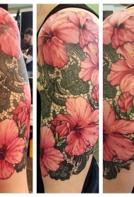 手臂巨大的淡粉色芙蓉花和黑色花边装饰纹身图案