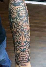 手臂原始的黑白部落雕像纹身图案