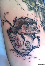 腿部彩色茶杯与刺猬纹身图案